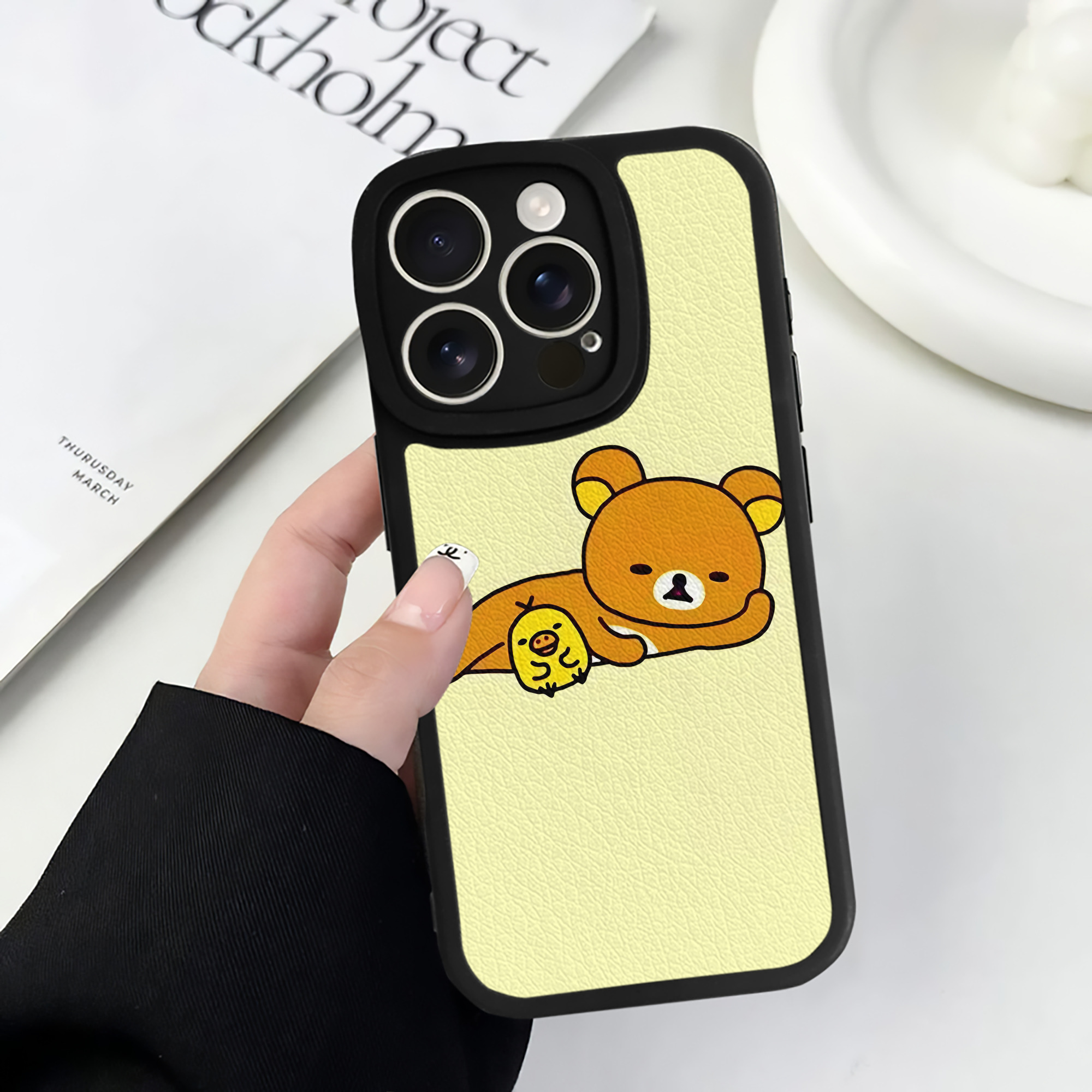 （画像用） リラックマ リラックマ キイロイトリ Rilakkuma Korilakkuma Kiiroitori 【iPhone 16シリーズ対応】シリコンスマホケース（レザー調） 材質：シリコン